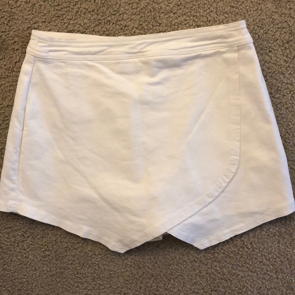 Vestique white wrap skort